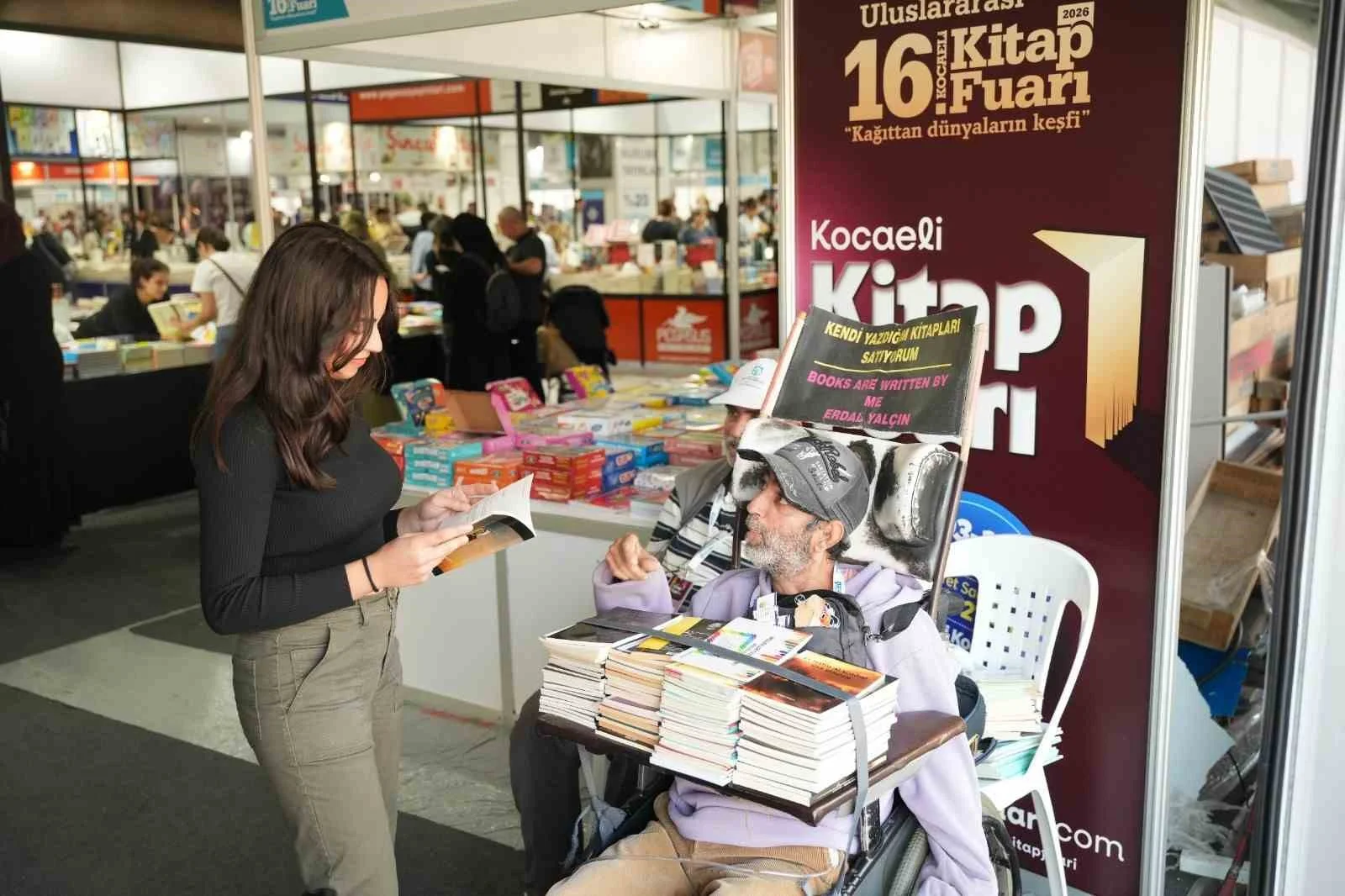 Tek parmağıyla 27 kitap yazdı