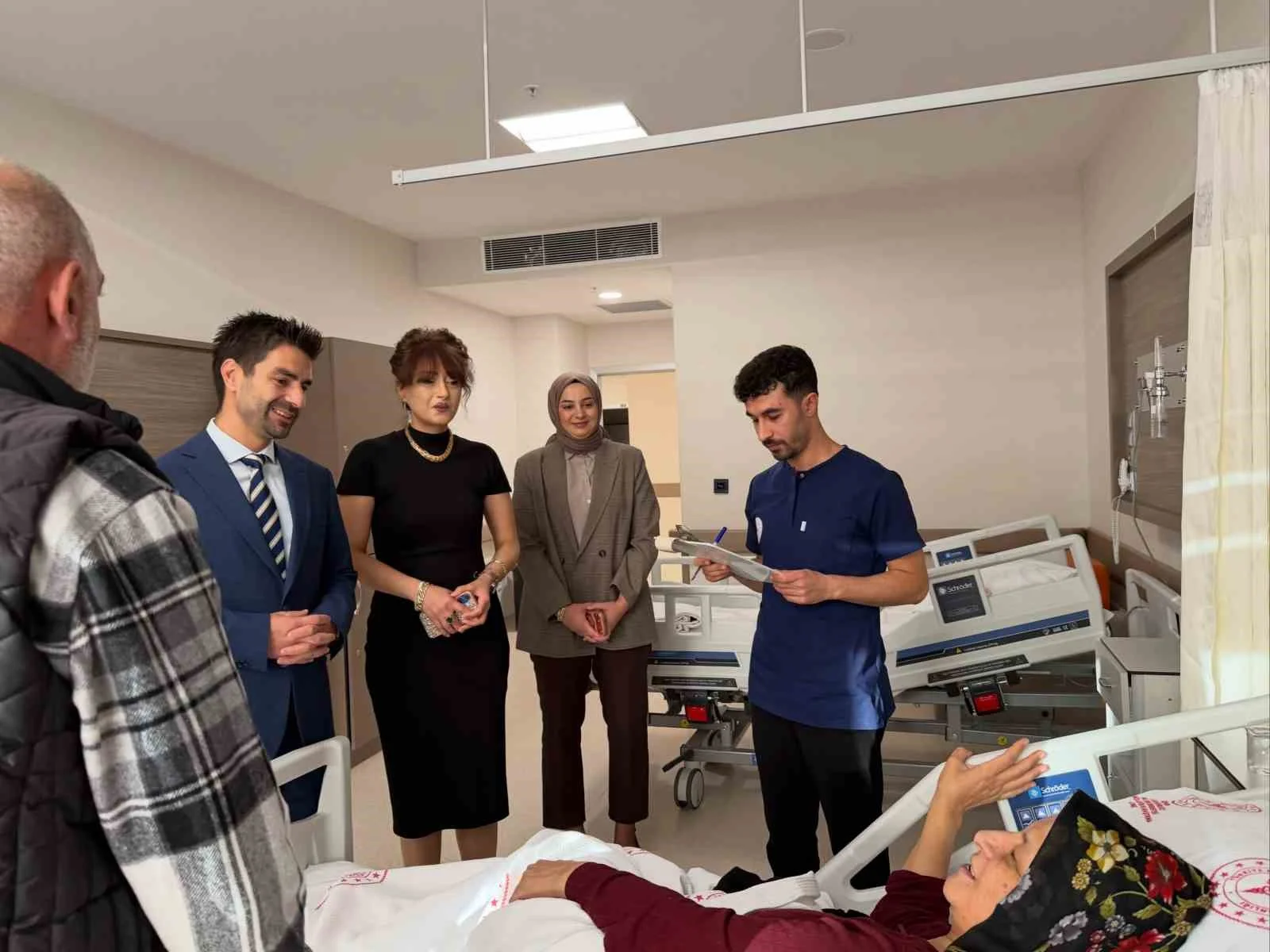 Mengücek Gazi EAH yönetiminden Hasta Hakları Günü’nde hasta ziyareti