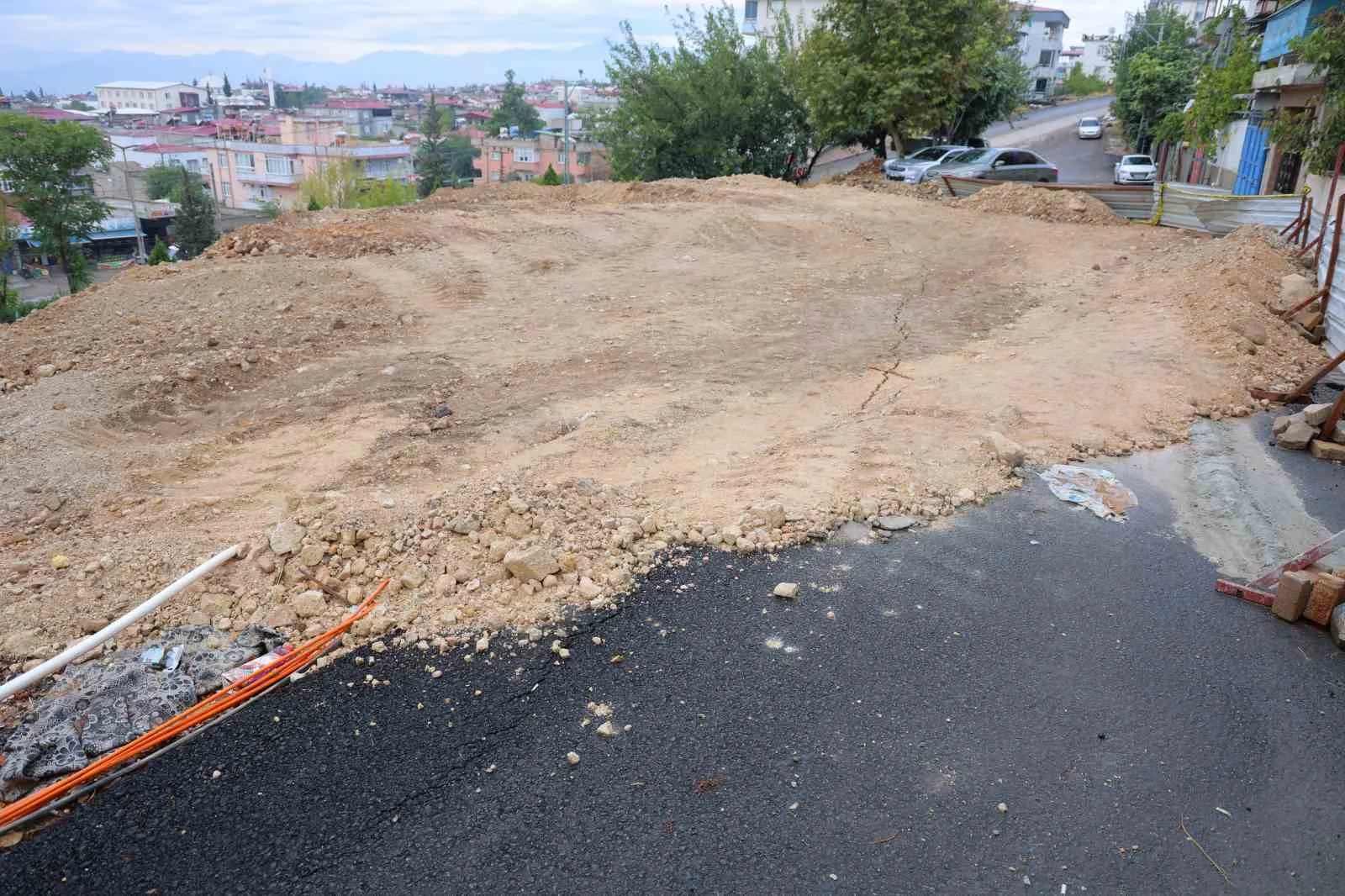 Kahramanmaraş’ta temel kazısında çöken alan ve yol toprakla dolduruldu