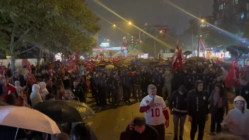 Bursa’da yağmura rağmen Can Bonomo ile Cumhuriyet coşkusu