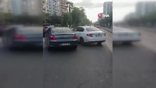 Trafikte tartışan iki sürücü, 180 bin liralık cezayı yememek için araçlarından inmedi