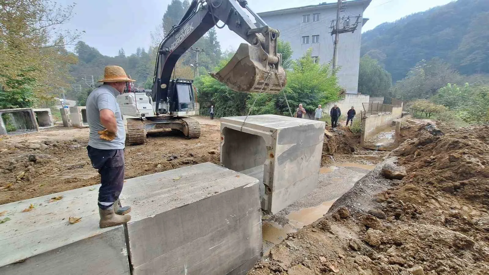 Kutu menfezler suyun akışında kolaylık sağlıyor