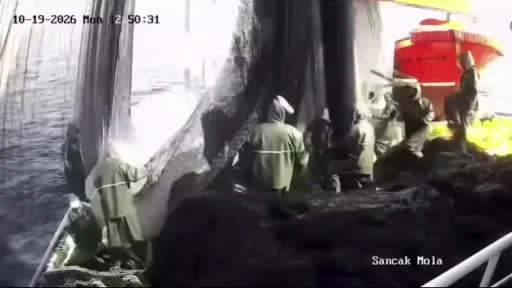 Balıkçı teknesinde bir kişinin ölümü ile sonuçlanan olay anı teknenin güvenlik kamerasına yansıdı