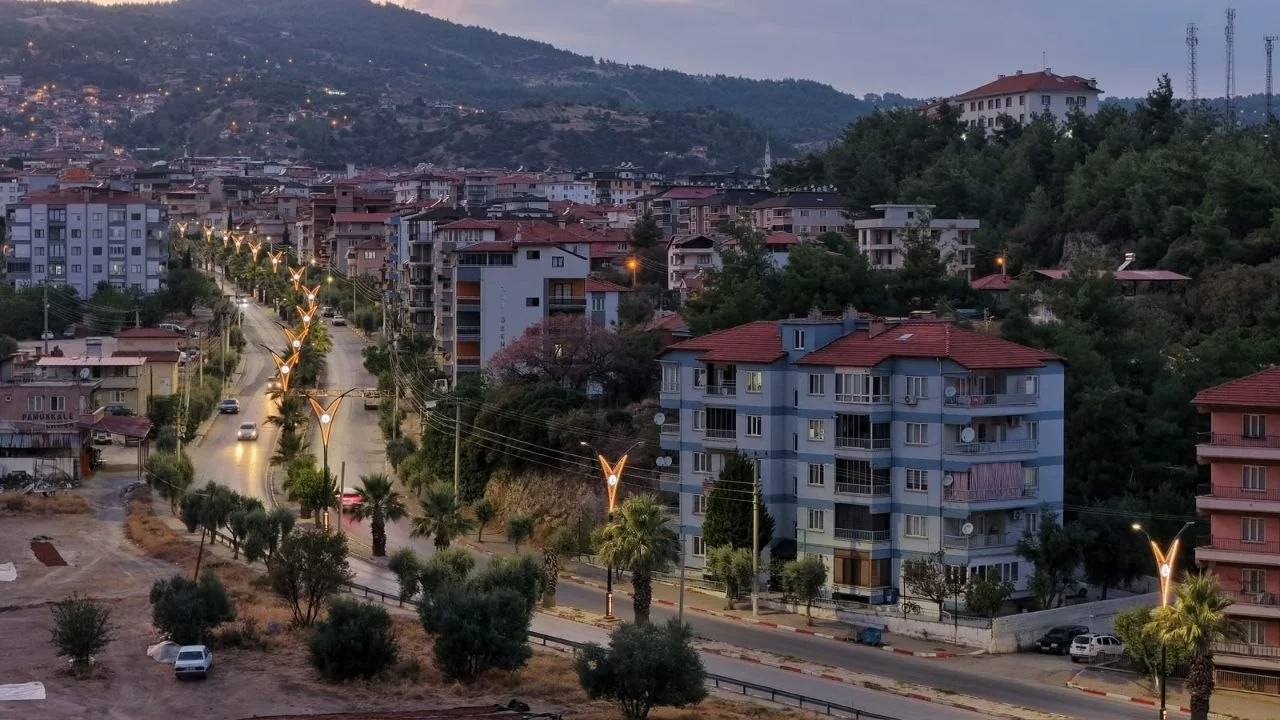 Denizli Büyükşehir, 10 kilometrelik hat ve 247 yeni direkle şehrin güzelliğine güzellik kattı