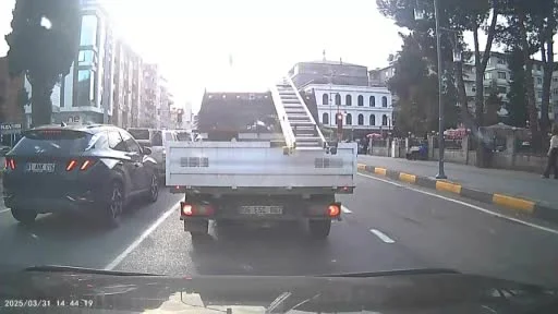 Elektrikli bisikletle araçların arasından geçerken kaza yaptılar