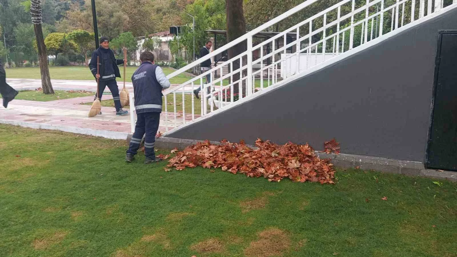 Şehzadeler Belediyesi ekiplerinden yağmur sonrası temizlik