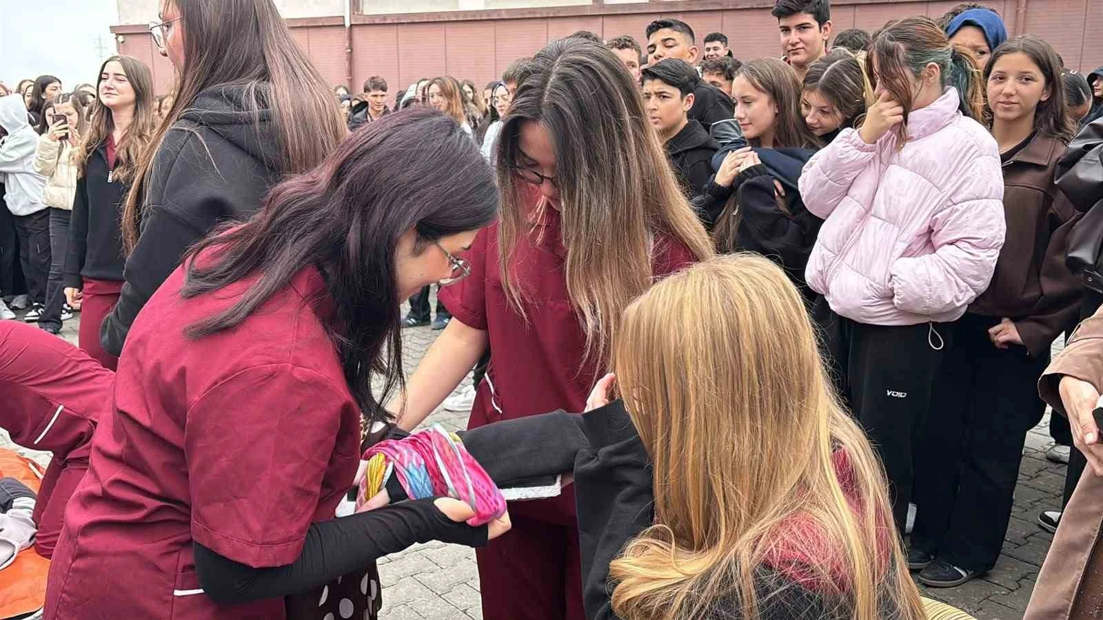 Tavşanlı’da liselilerden gerçeğini aratmayan deprem tatbikatı