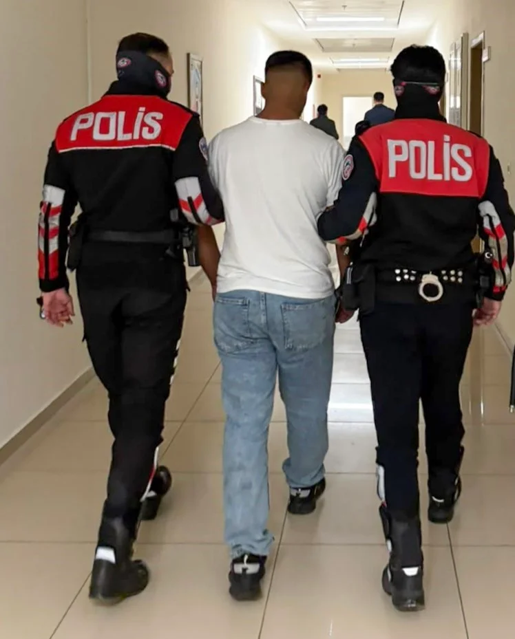 Manisa’da 152 yıl hapis cezasıyla aranan 17 yaşındaki şüpheli parkta yakalandı