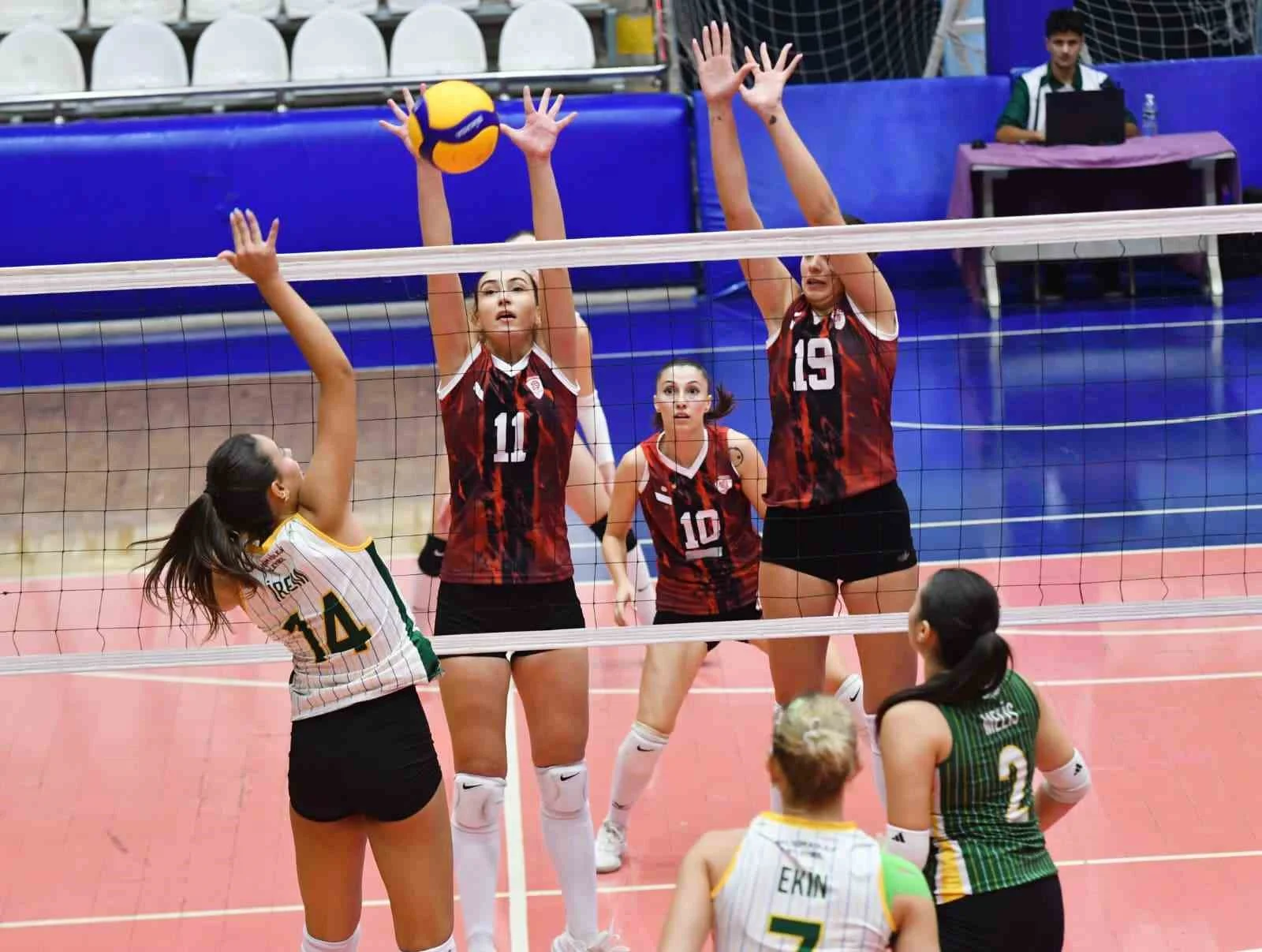 Kadın voleybolculardan muhteşem geri dönüş
