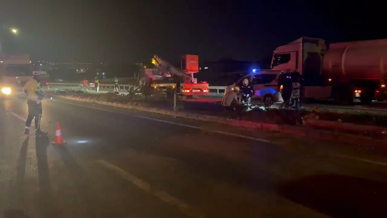 Kontrolden çıkan otomobil refüje ve direklere çarptı: 1 yaralı