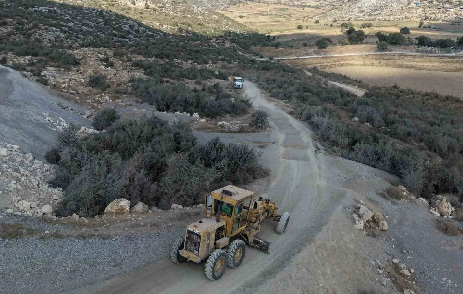 Tarsus’un kırsal mahallelerinde yol çalışmaları sürüyor