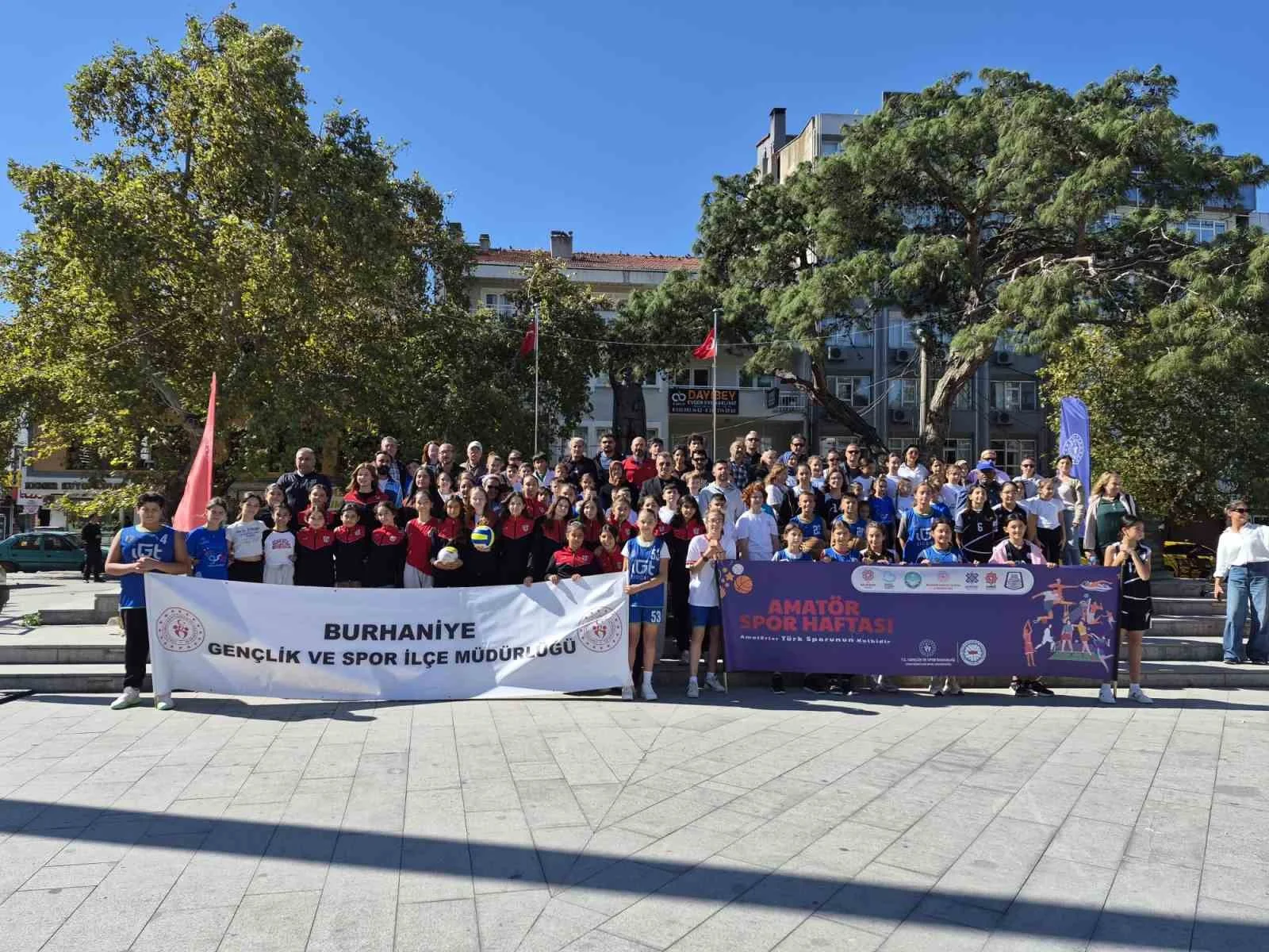 Burhaniye de Amatör Spor Haftası törenle başladı