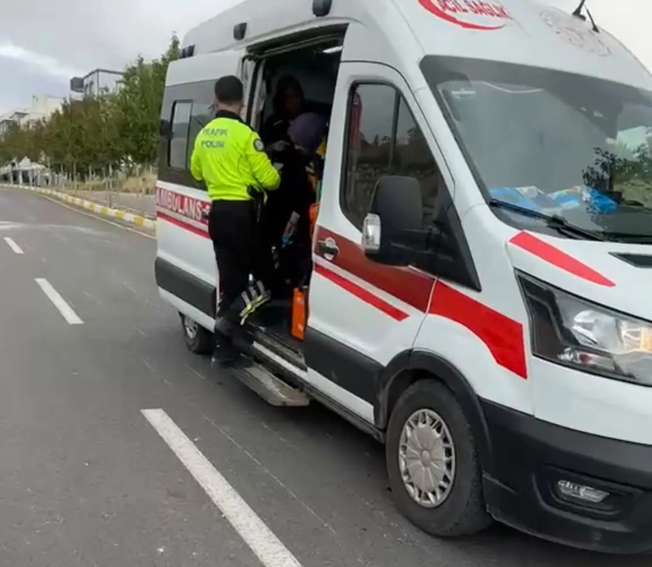 Karayolundaki parke taşına çarpan motosiklet devrildi: 1 yaralı