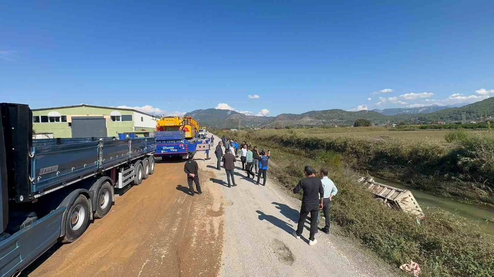 Taşkının yaşandığı Tersakan Çayı’na kamyon devrildi