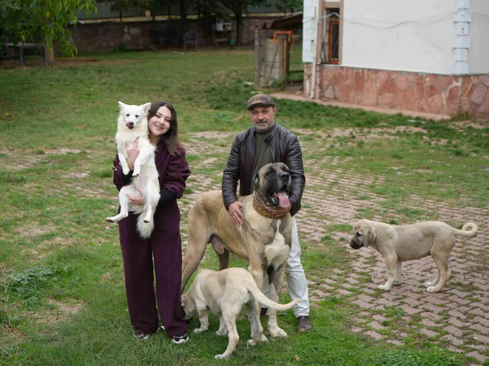 Köpek sevgisi mesleğini değiştirmesine sebep oldu, babasıyla kendi işini kurdu