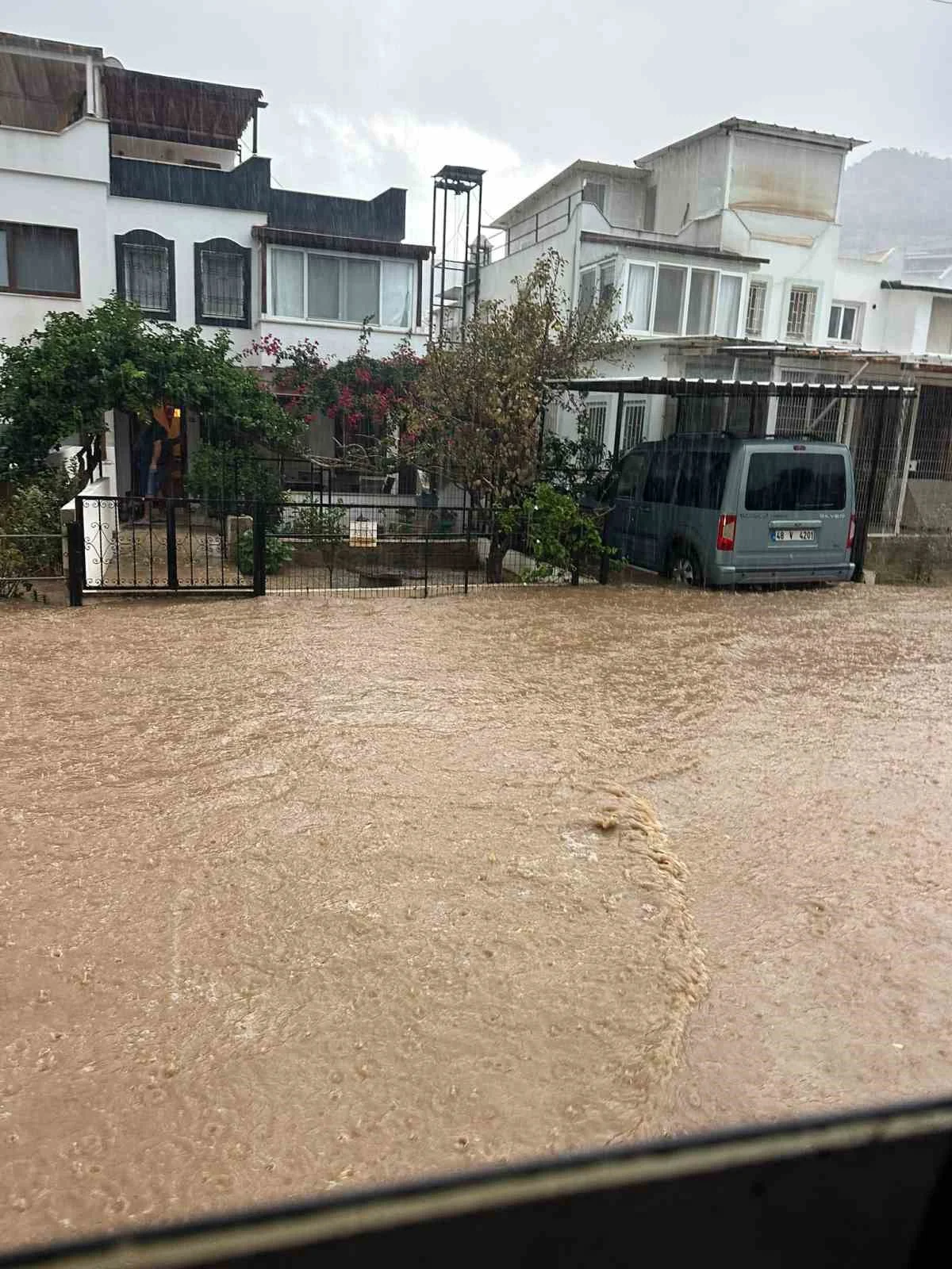 Bodrum’da sağanak yağış etkili oluyor