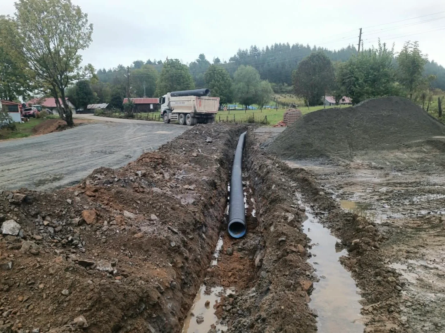 Saçmalıpınar köyünde yol altyapısı güçlendirildi