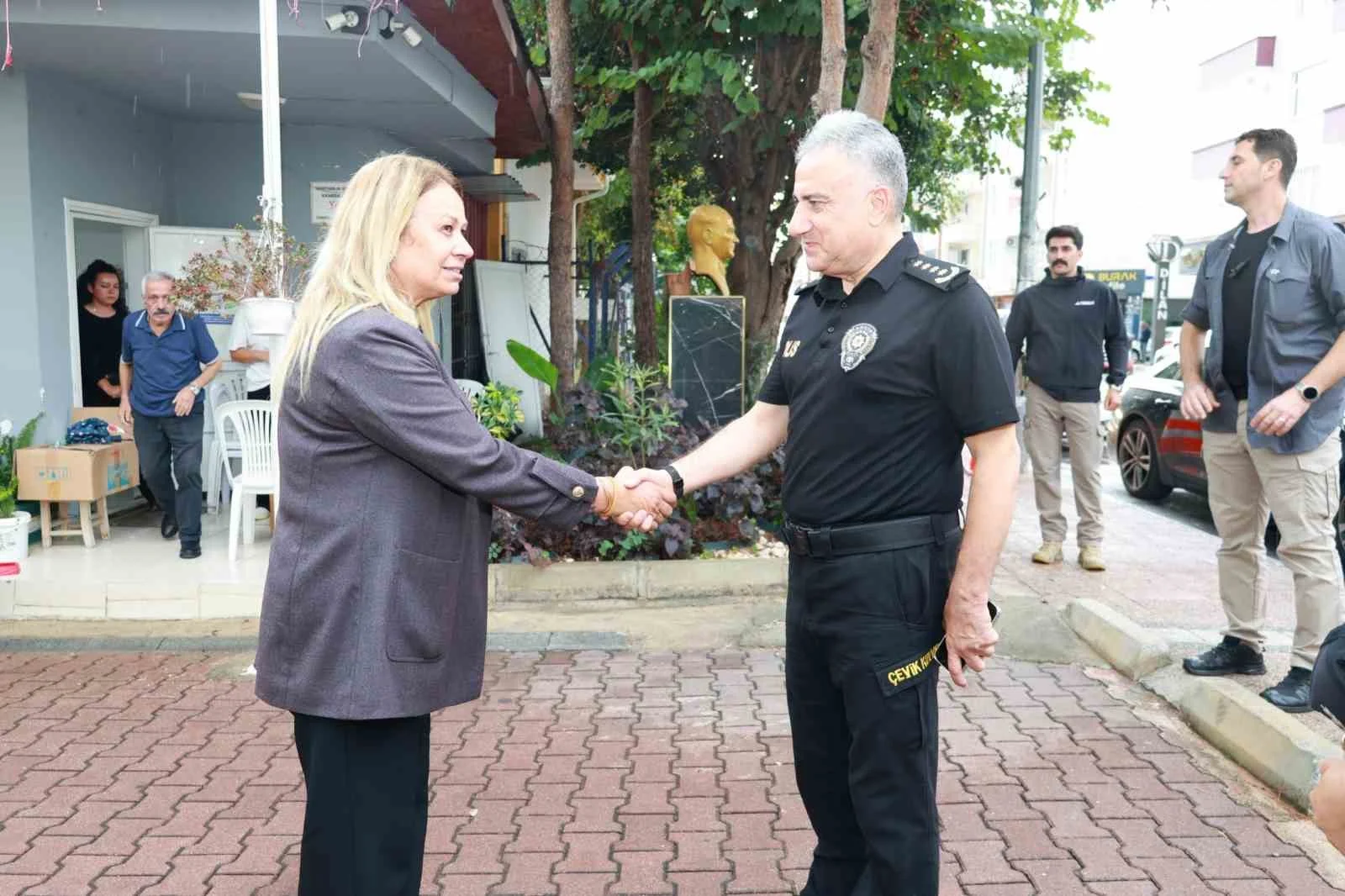 Mersin polisi vatandaşlarla iç içe