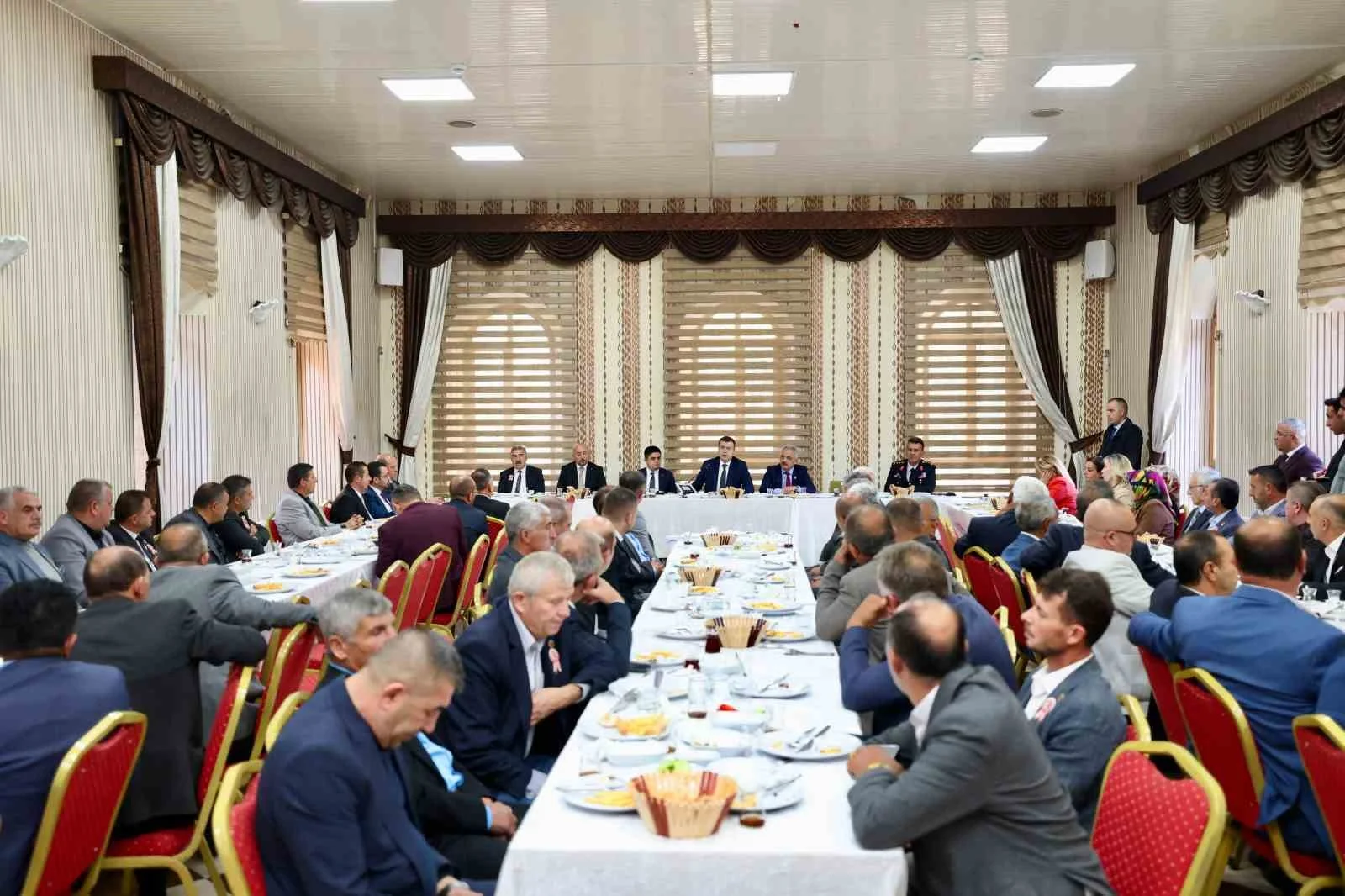 Vali Akmeşe muhtarlarla buluştu