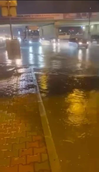 Maltepe’de yollar göle döndü, araçlar güçlükle ilerledi