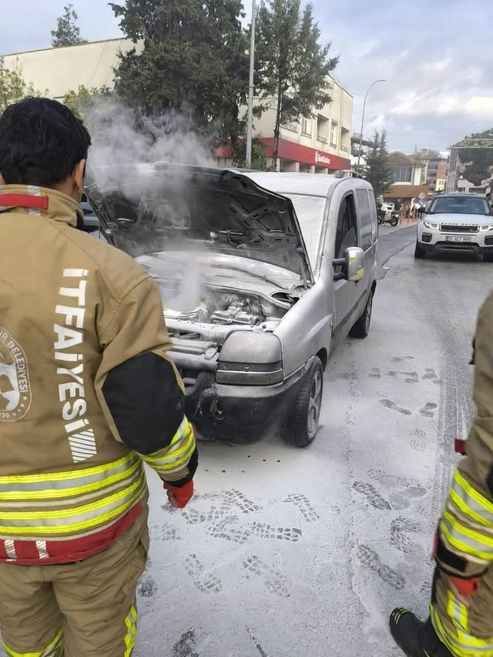 Yayladağı’nda hafif ticari araçta yangın çıktı