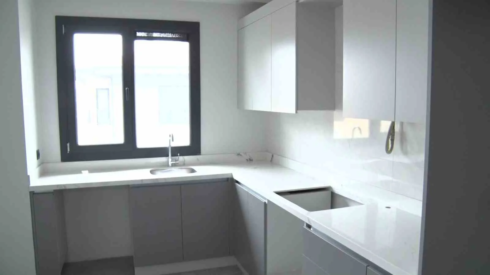 Maltepe’de çöken Kardeşler Apartmanı’nın hak sahiplerine yeni konutları teslim edilmeye başlandı