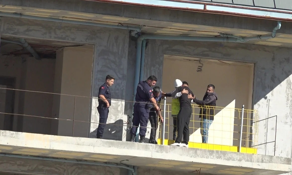 Alanya’da inşaatın balkonuna çıkan işçiyi arkadaşı ikna etti