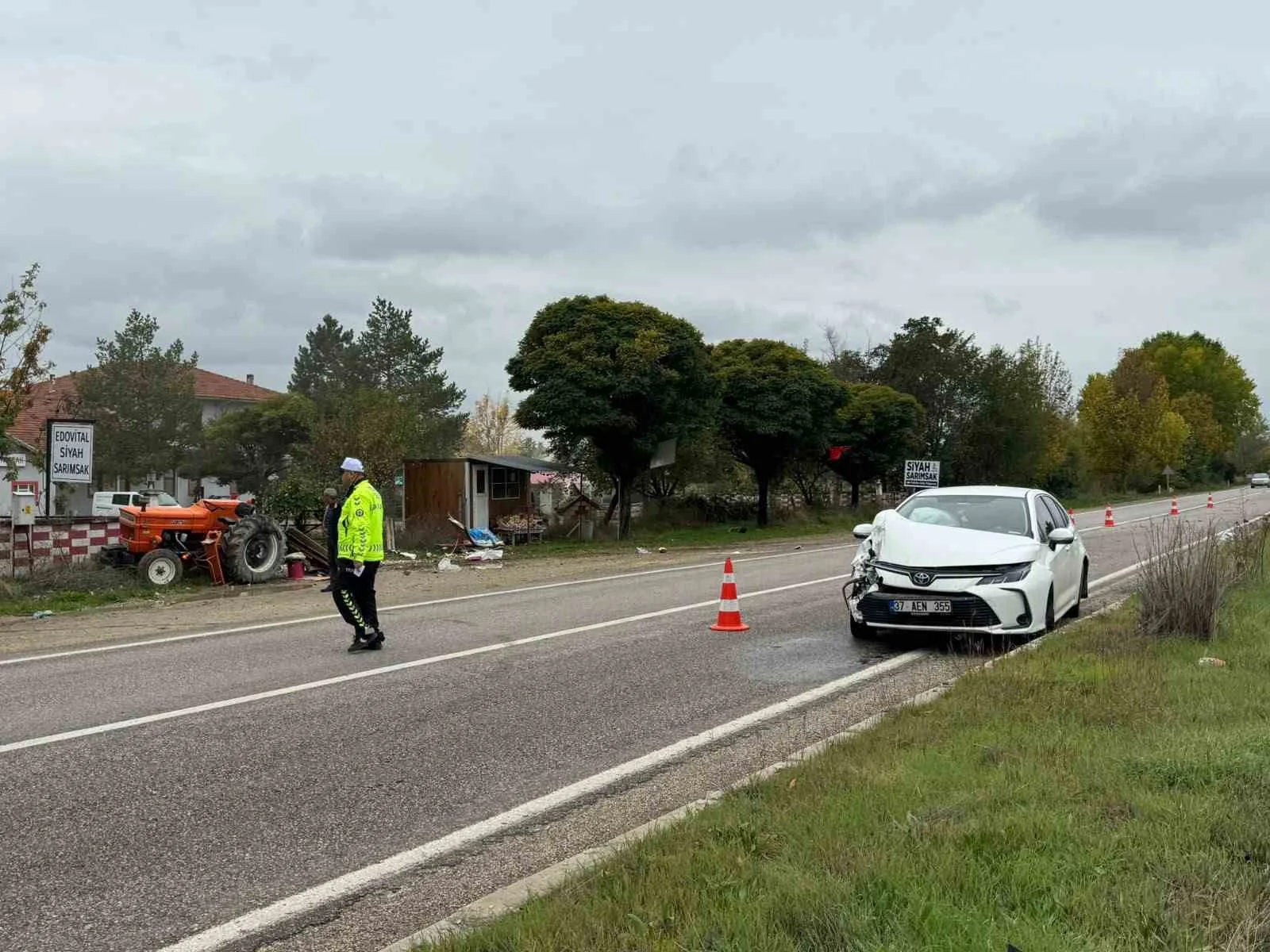 Traktöre çarpan otomobilin sürücüsü yaralandı