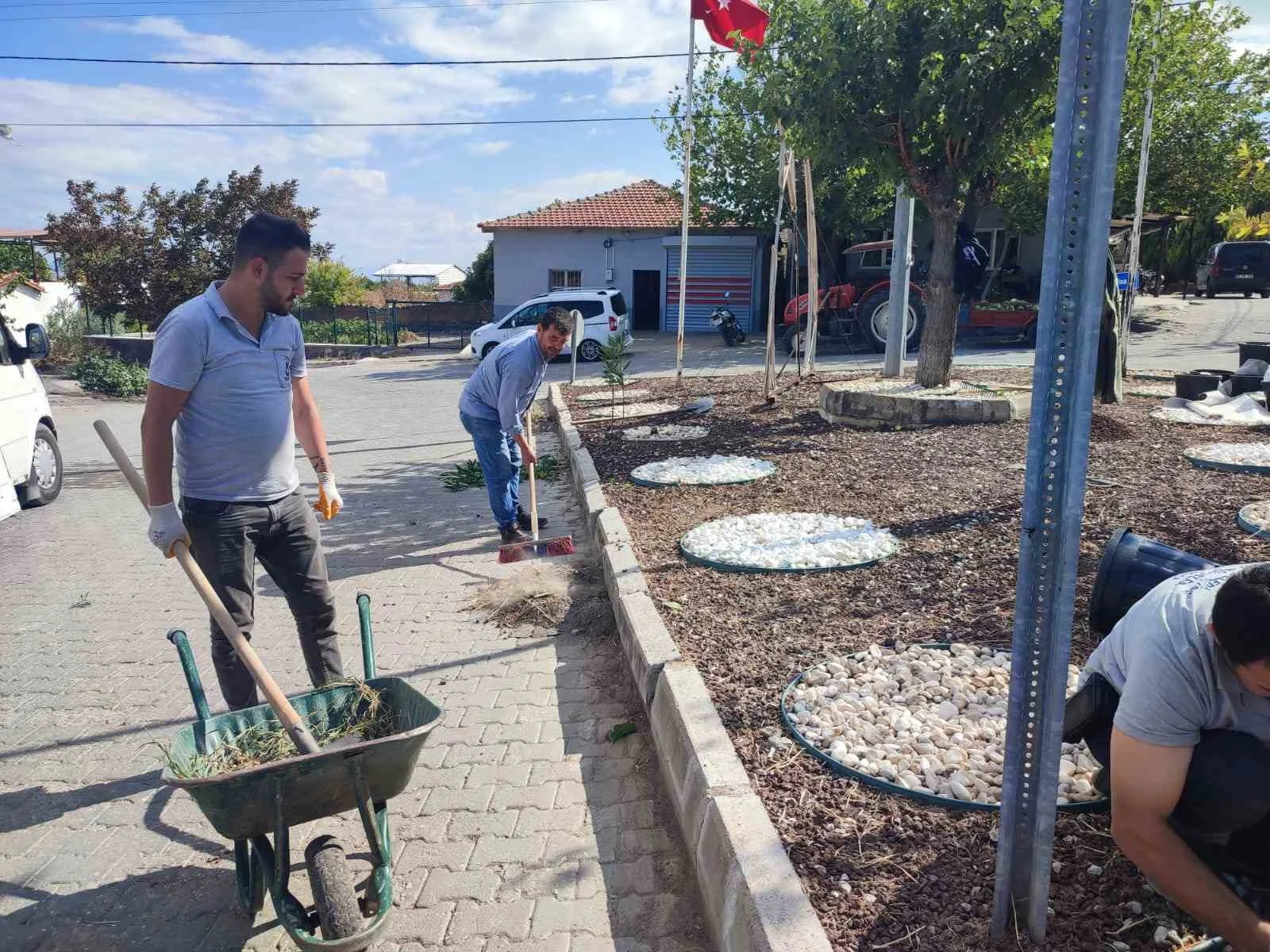 Şehzadeler’in kırsal mahallelerinde meydanlar yenileniyor