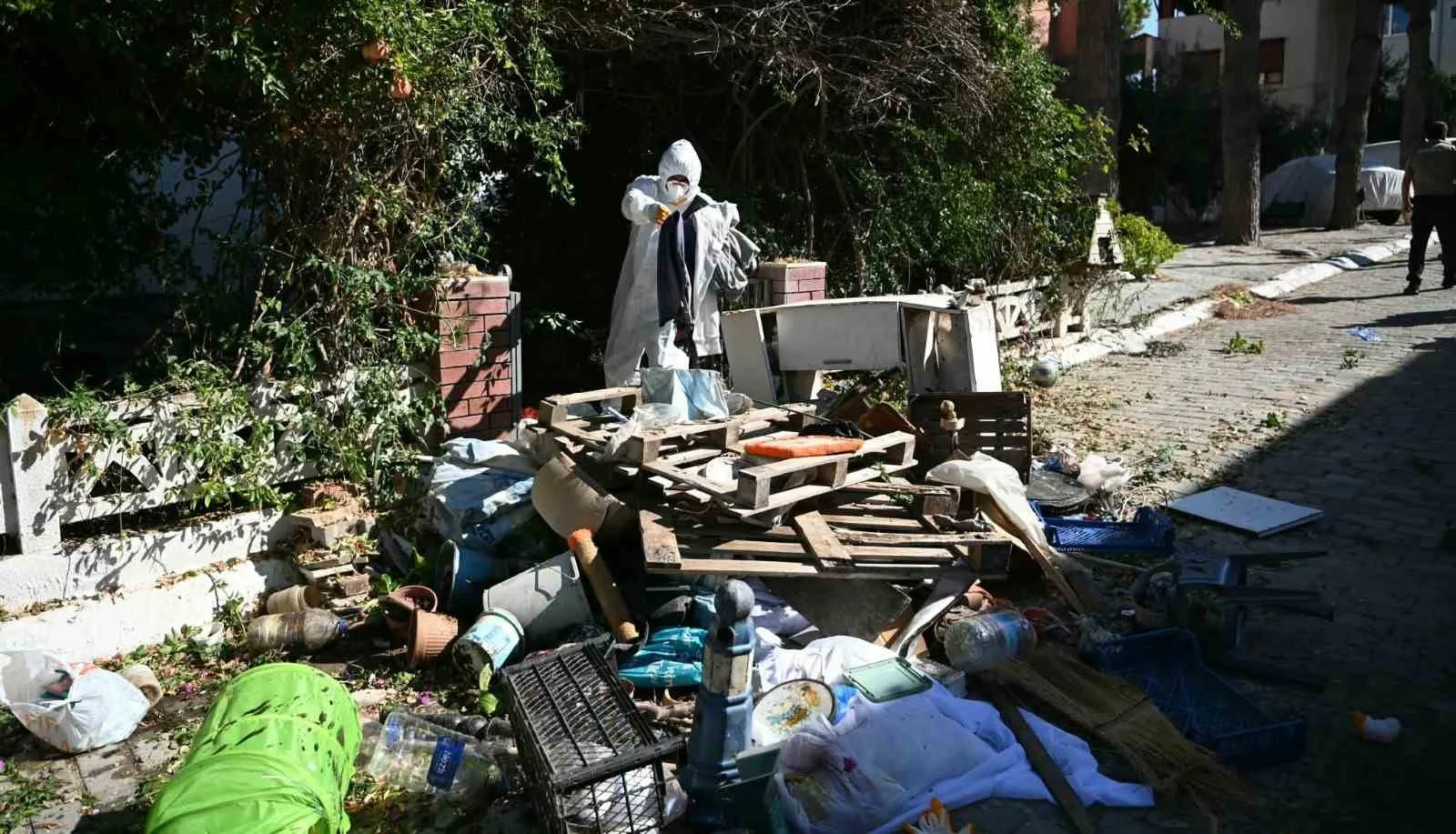 Kuşadası’nda çöp ev operasyonu