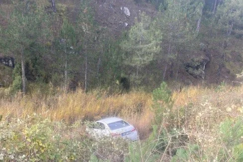 Tavşanlı’da dere yatağına devrilen otomobilin sürücüsü yaralandı