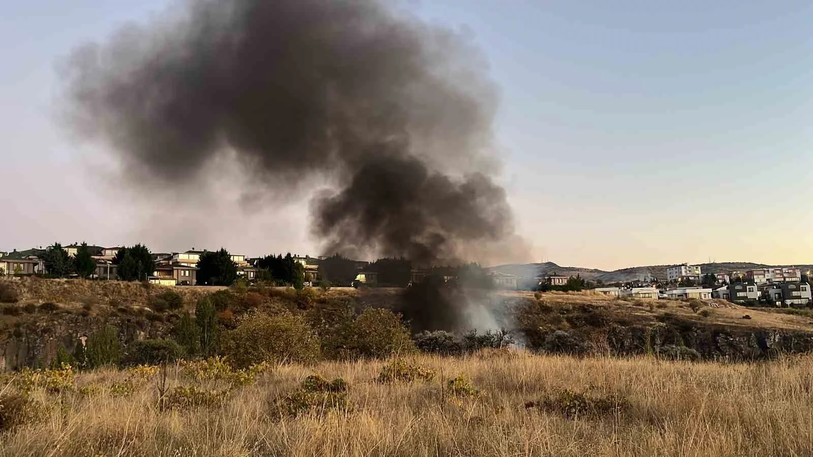 Bağ evindeki yangında piknik tüpü bomba gibi patladı