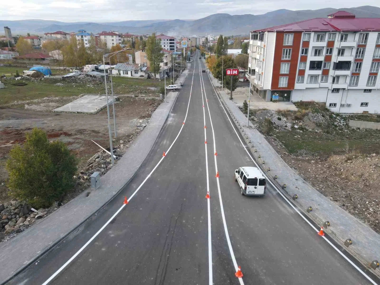 Ardahan’da asfaltlanan yollara son dokunuş: Şerit çizgileri çizildi