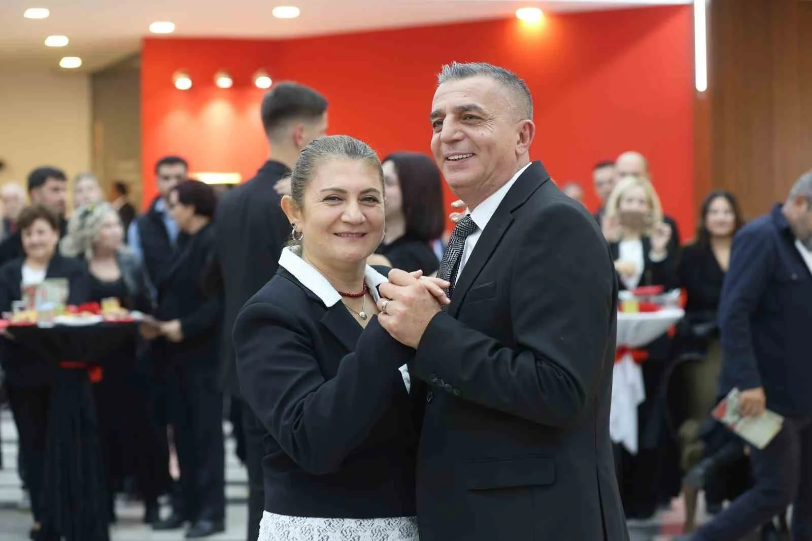 Cumhuriyet Balosunda vals ve zeybek bir arada