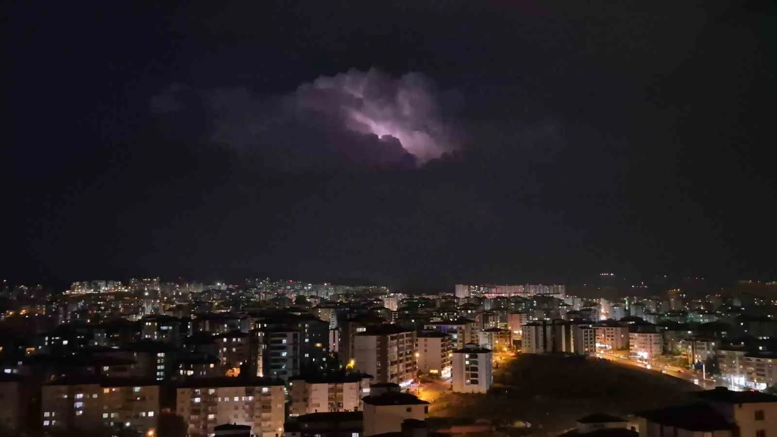 Elazığ’da bulutların arasında şimşek gösterisi