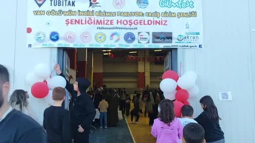 Erciş’te Bilim Şenliği: Öğretmen çiftin öncülüğünde genç zihinler bilimle parladı