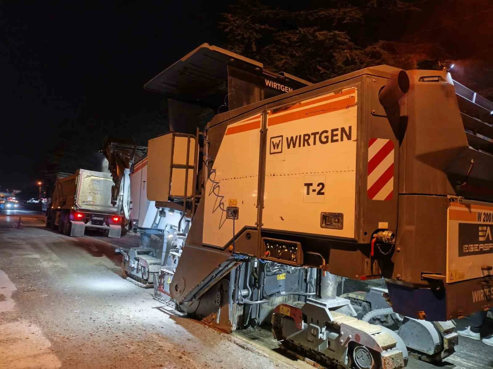 Düzce’de asfalt mesaisi gece gündüz sürüyor