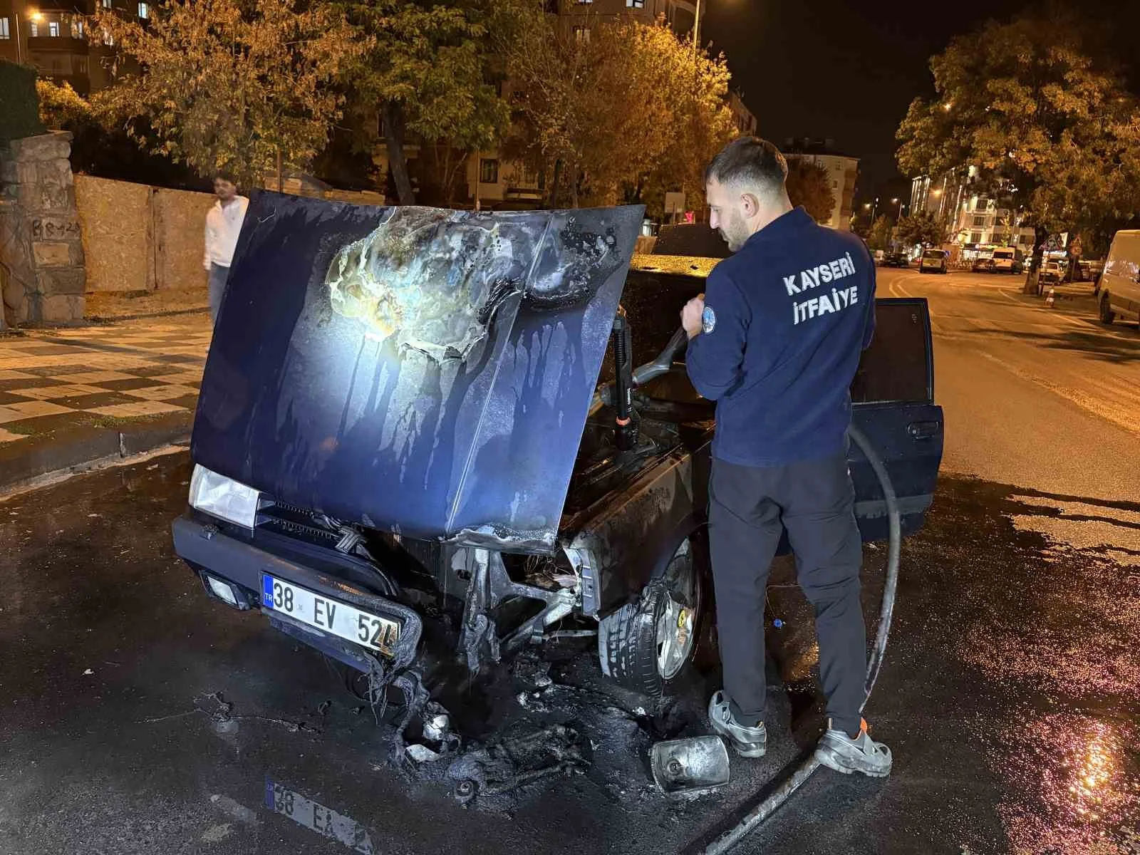Kayseri’de seyir halindeki otomobil alev aldı