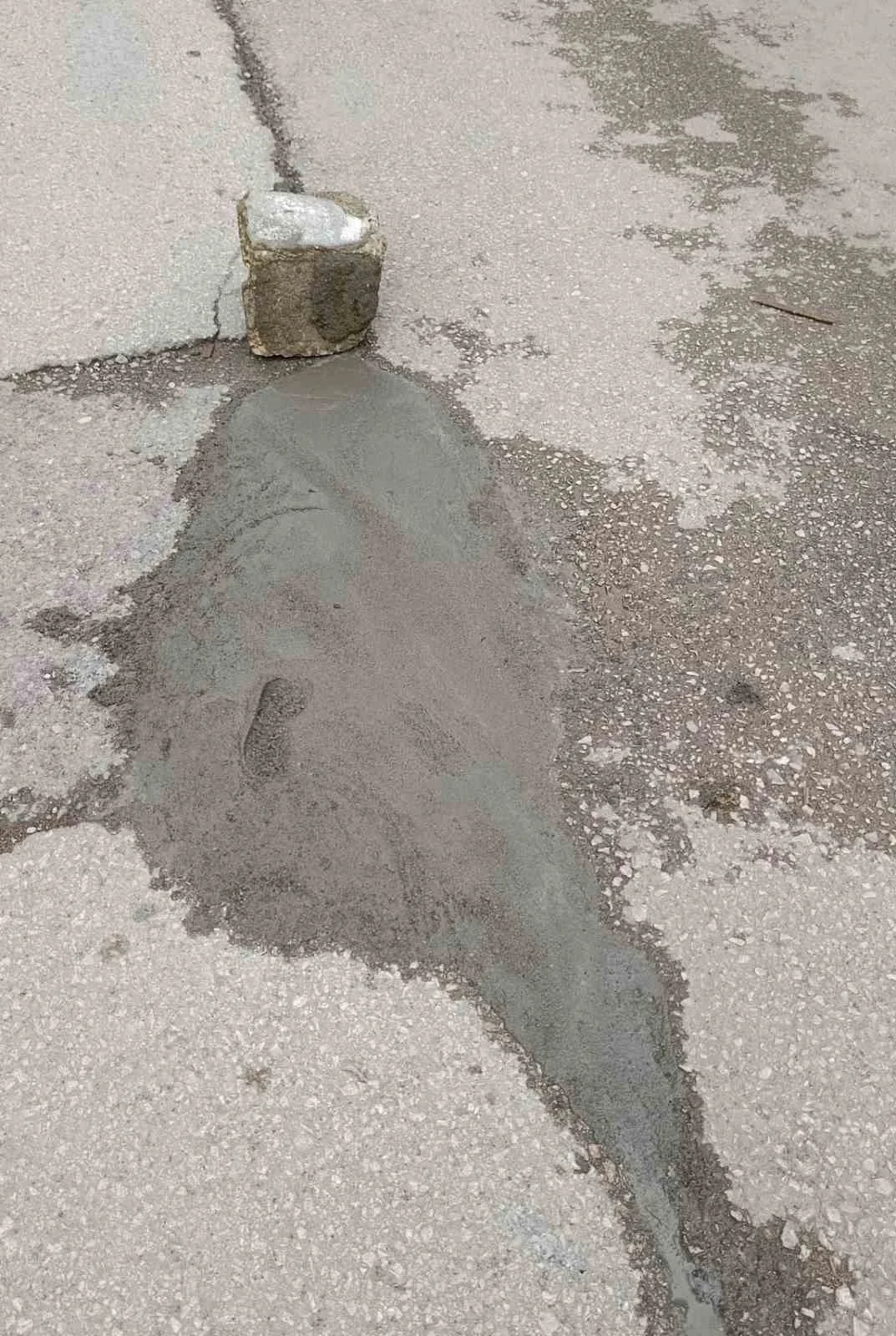 Çukurlu yolu vatandaşlar beton dökerek düzeltmeye çalıştı