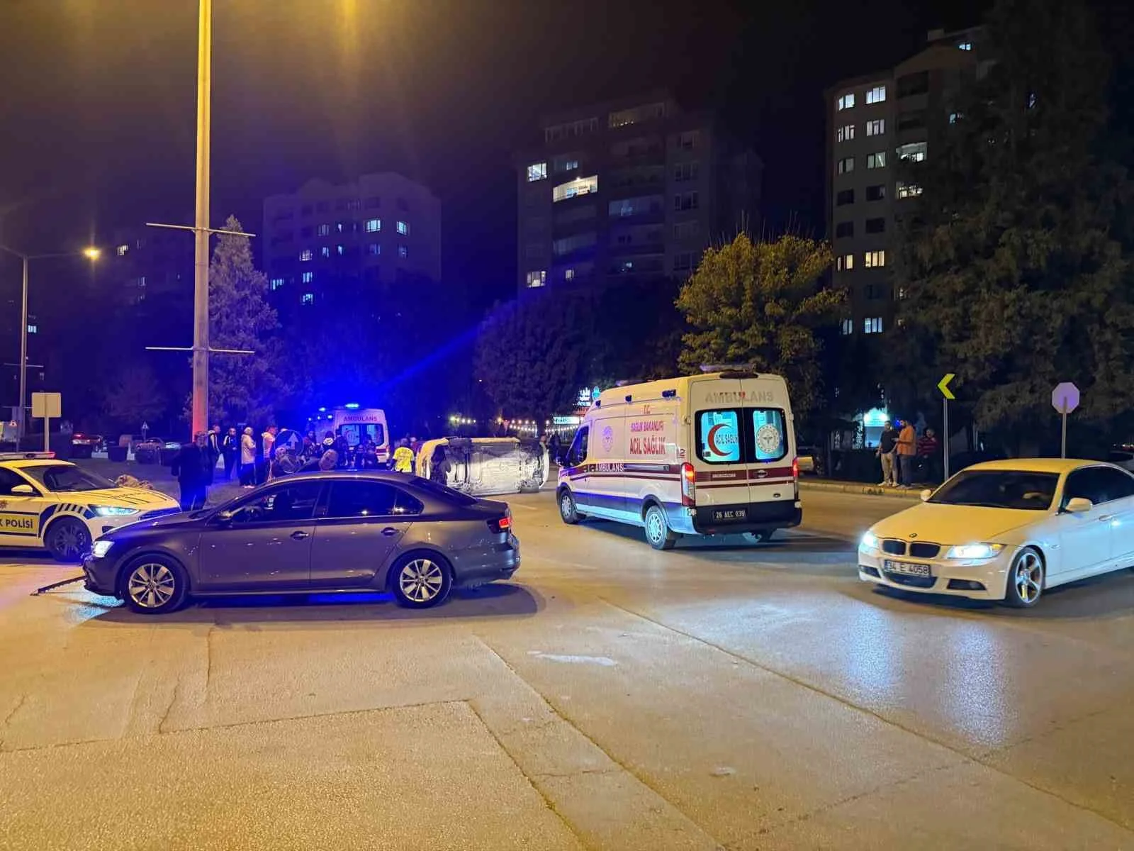 Eskişehir’de 2 otomobil çarpıştı, 1’i yan yattı