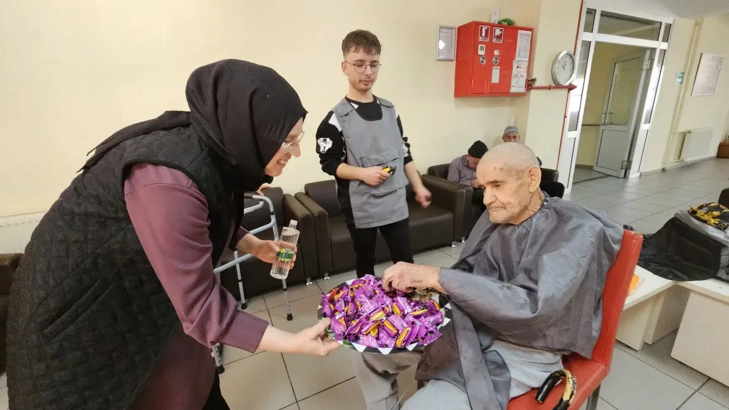 Kütahya’da kuaförlük öğrencilerinden huzurevi sakinlerine anlamlı ziyaret