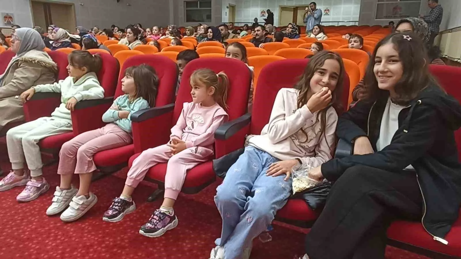 "Kaptan Pengu ve Arkadaşları" çocuklarla buluştu