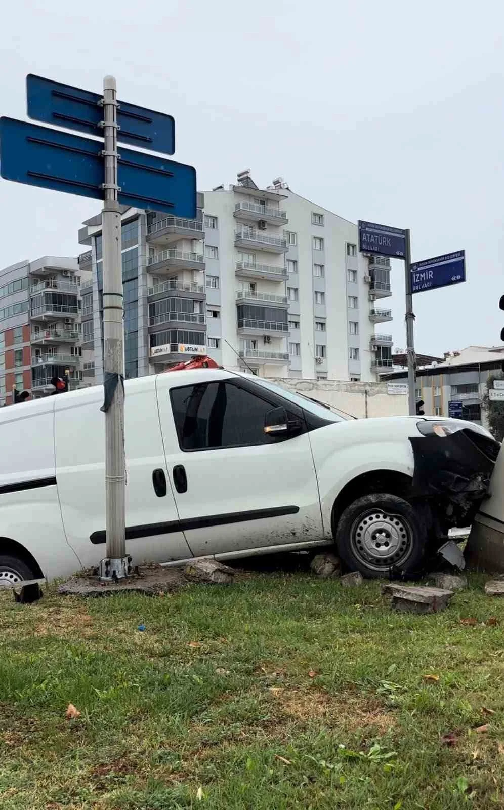 Direksiyon hakimiyetini kaybeden araç yoldan çıtı