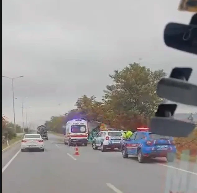 Denizli’de kamyon şarampole devrildi: 1 yaralı
