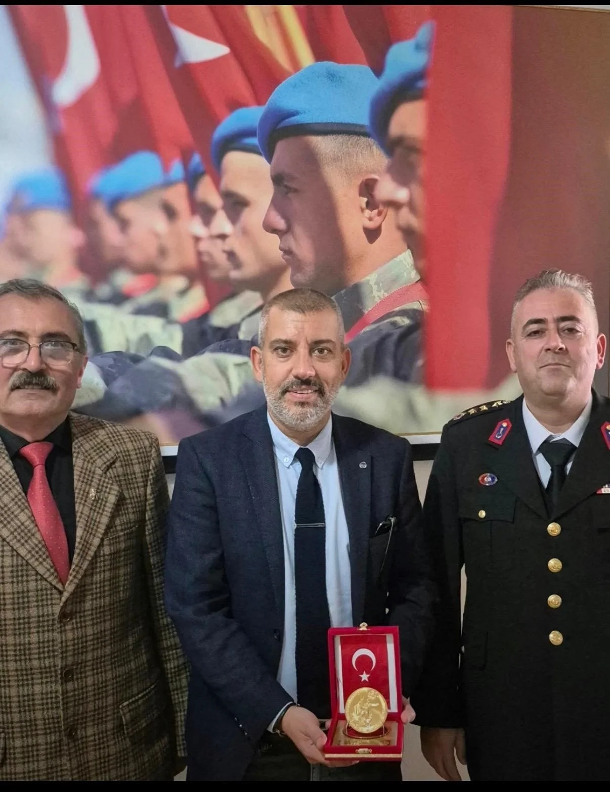 Hayırsever iş insanına altın madalya ve berat