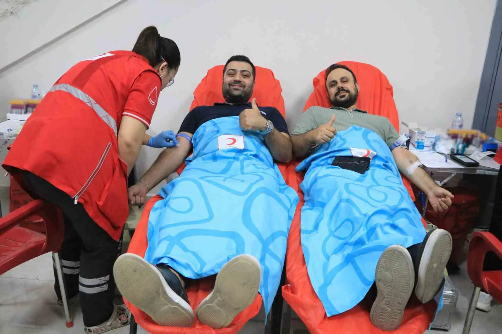 Adana’da öğretmen ve velilerden Kızılay’a kan bağışı desteği
