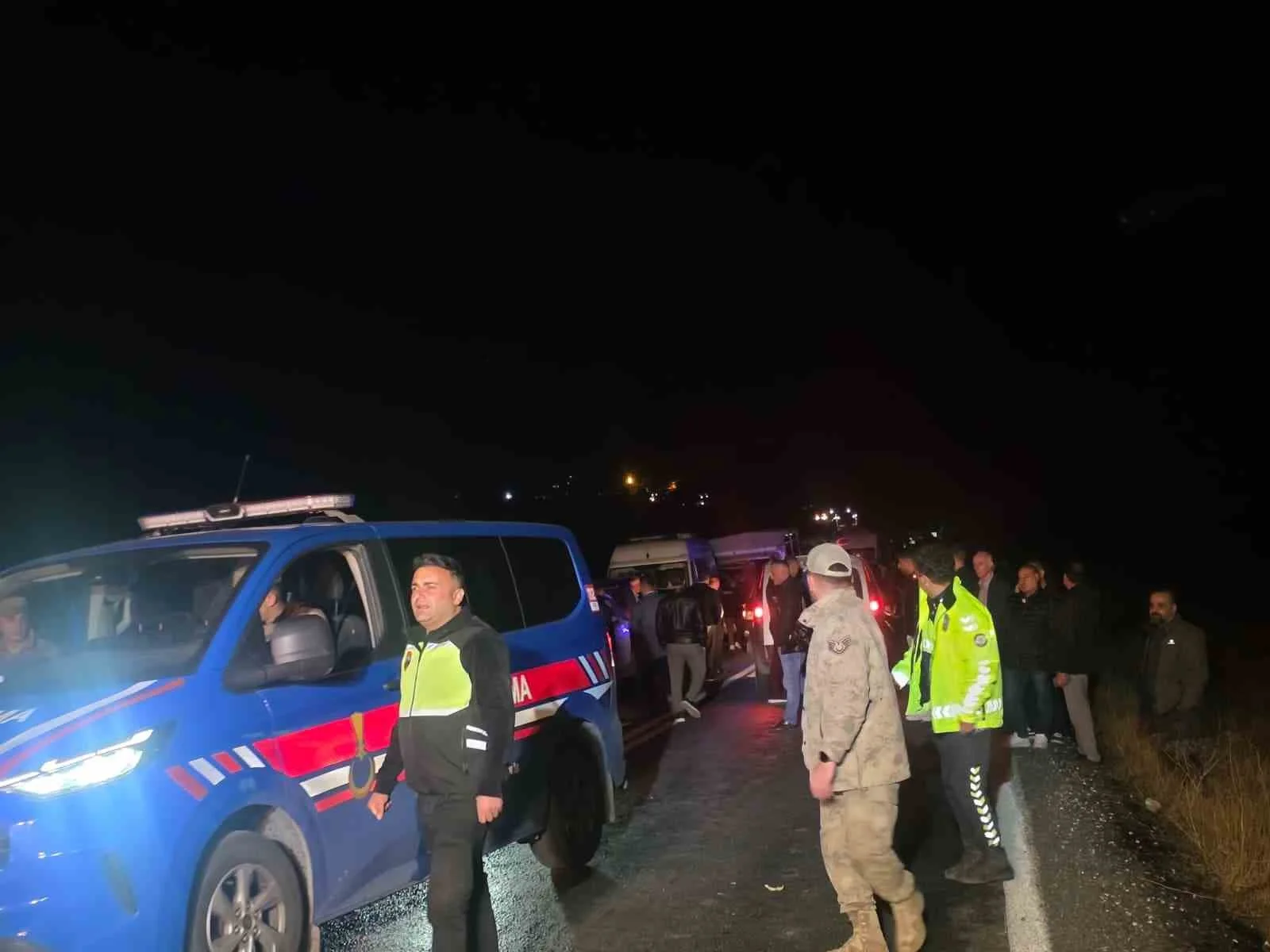 Van-Hakkari yolunda tır kazası, trafik durdu