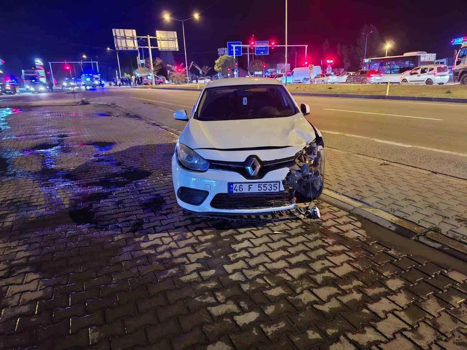 Bingöl’de otomobil ile motosiklet çarpıştı:2 yaralı