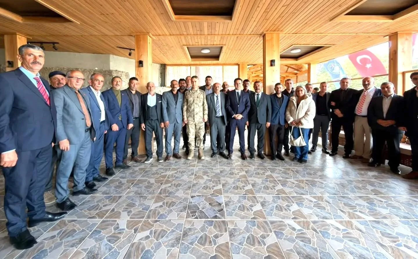 Şenkaya Belediyesi’nden muhtarlarla birlik ve beraberlik yemeği