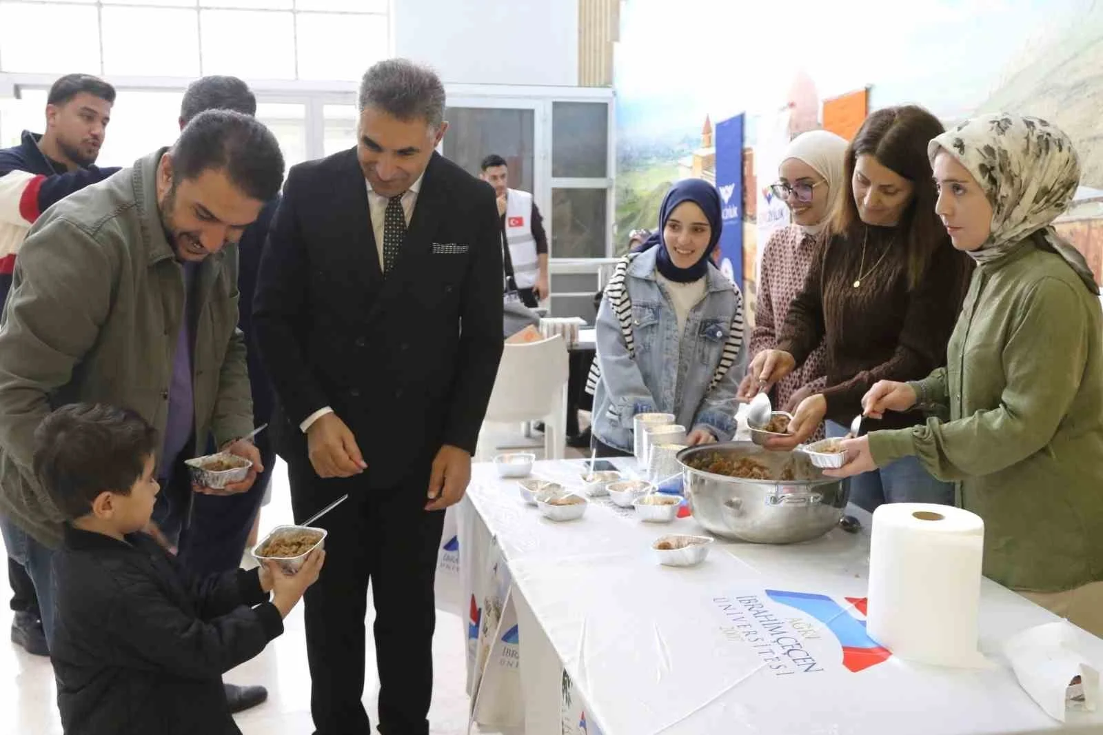 AİÇÜ’de öğrencilerden Ağrı’nın geleneksel lezzeti omaç helvası ikramı